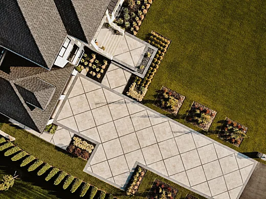 Front Walkway Ideas That Wow 7 Designs to Boost Curb Appeal Instantly Idées dentrées 7 designs pour améliorer lapparence de votre aménagement paysager