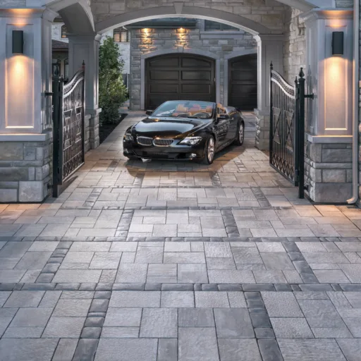 Comparing Stamped Concrete vs Concrete Pavers Comparaison entre le béton estampé et les pavés de béton